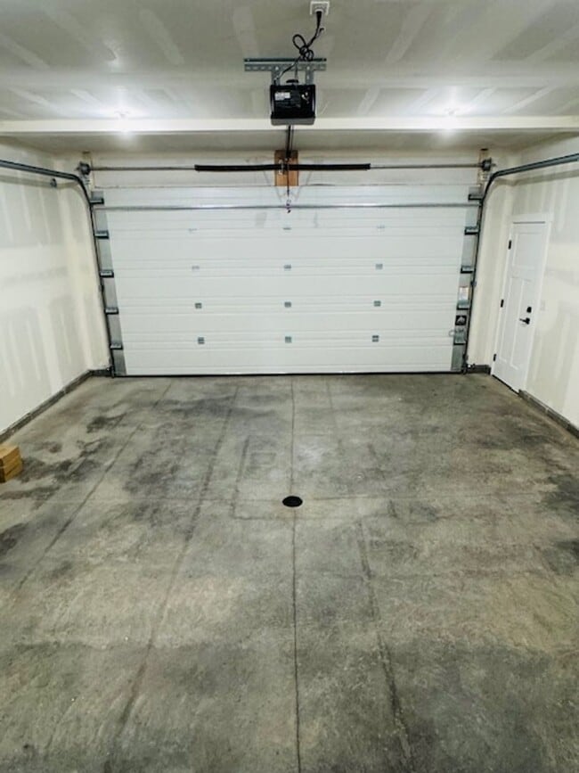 Building Photo - Brand New Duplex with upgraded finishes th...