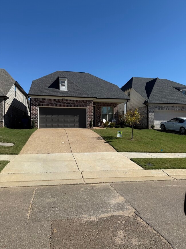 Building Photo - 430 Maple St