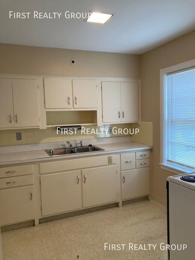 Building Photo - 2901 Grand Ave