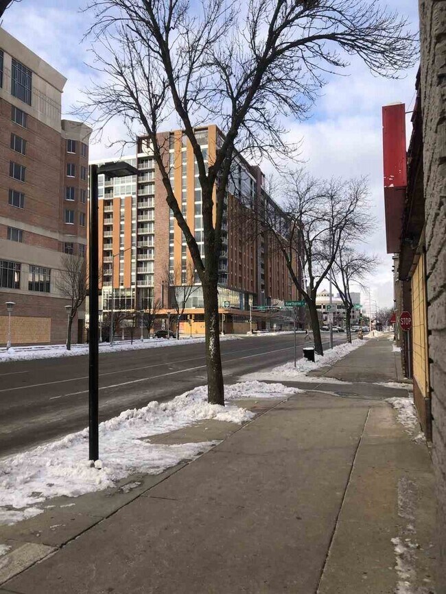 Building Photo - 614 University Ave