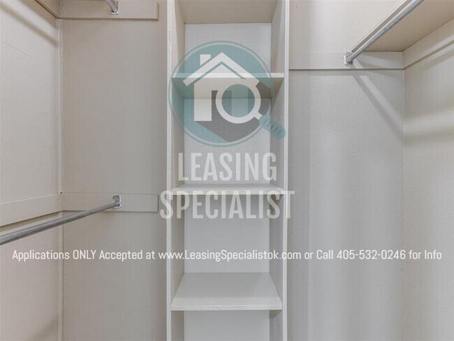 Building Photo - Stunning Yukon 3 Bed 2 Bath Home Available...