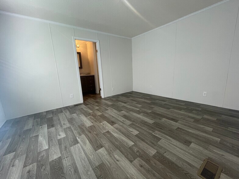 Building Photo - 15862 Villaire Ave