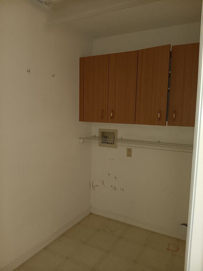 Building Photo - 2 bedroom 2 bathroom Large House for rent ...