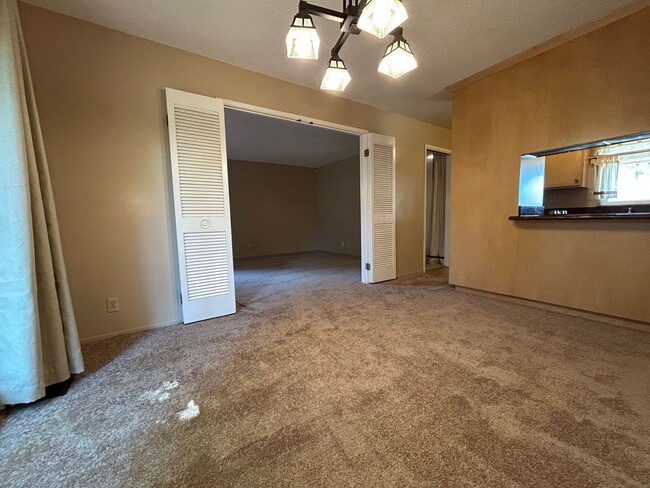 Building Photo - Nice Single Level Home with Attached Garag...