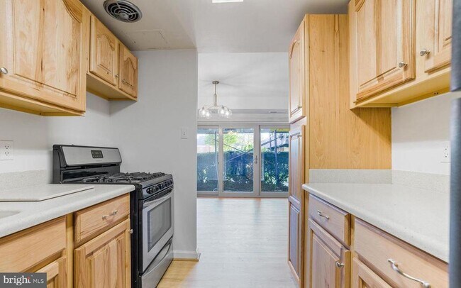 Building Photo - 5250 Valley Forge Dr