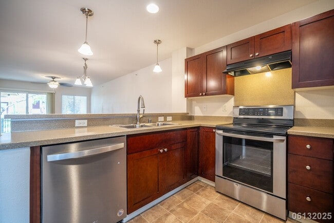 Building Photo - Available for move in on 7/8/25.   2 bedro...