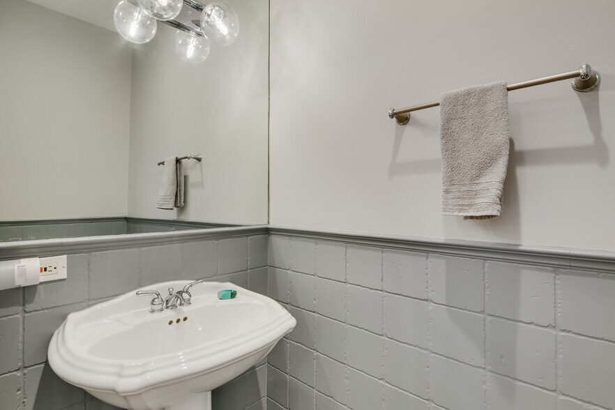 Building Photo - 2029 W Saint Paul Ave