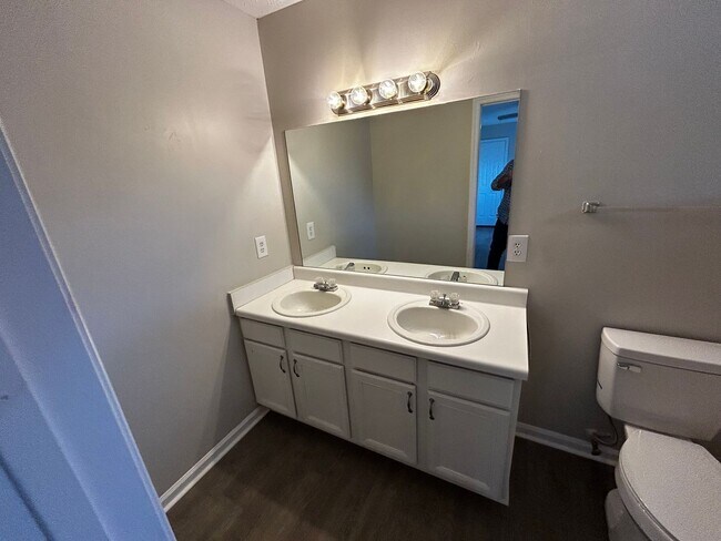 Building Photo - Nice ranch 3/2 with garage in Lavergne, Tn Just renovated