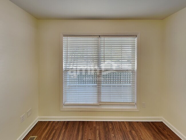 Building Photo - 204 Bates Ct