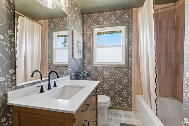 Building Photo - 2820 Donna Hill Dr