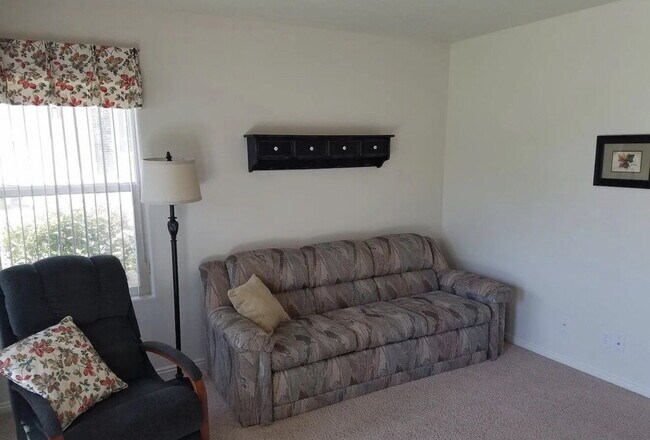Building Photo - Furnished Quaint, Quiet Location, Centrally Located, 2 Bed 2.5 Bath