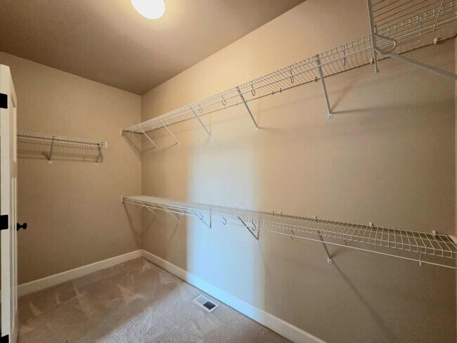 Building Photo - Large 3 bedroom, 3 bath newer build in sought after East Wenatchee neighborhood!