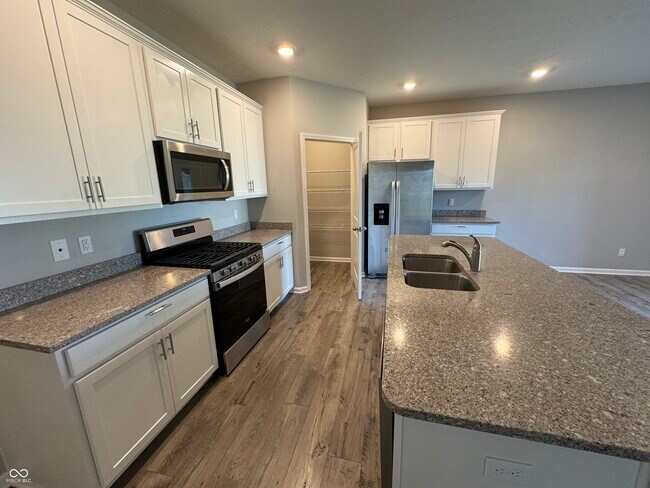 Building Photo - 855 Downey Ln