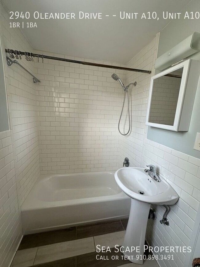 Building Photo - 2940 Oleander Dr