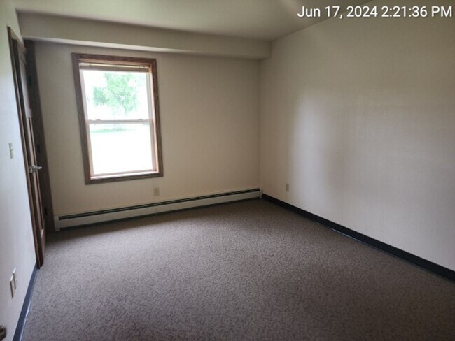 Building Photo - 1 Bedroom, 1 Bath Apartment- All utilities included