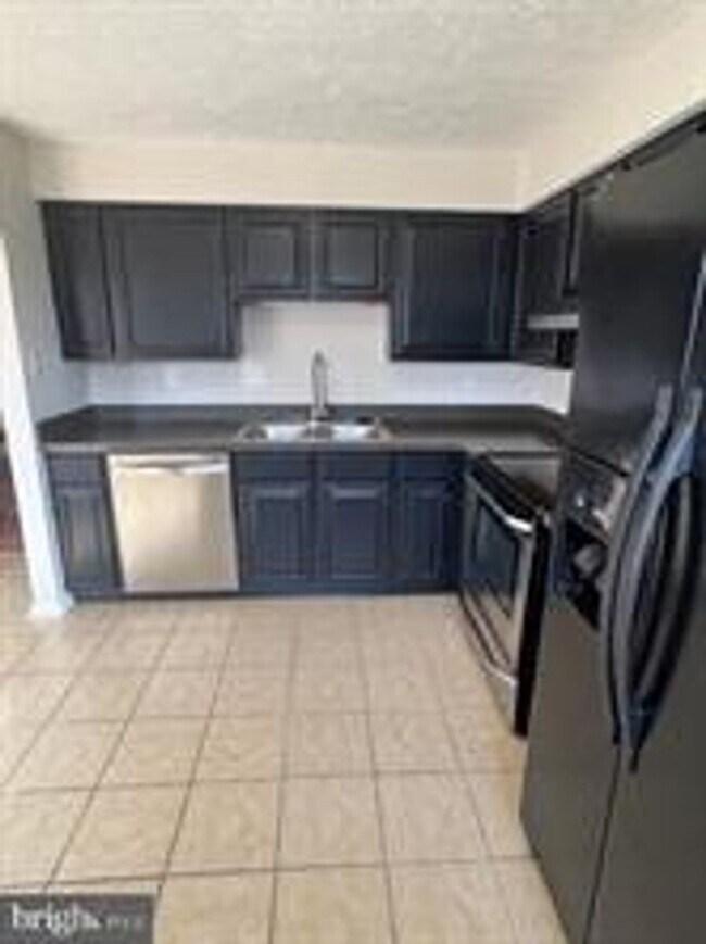 Building Photo - WELL MAINTAINED END UNIT TOWNHOUSE IN FARMBROOK