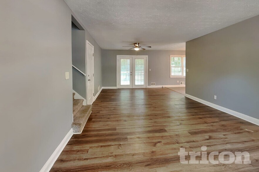 Building Photo - 847 Raintree Way SE