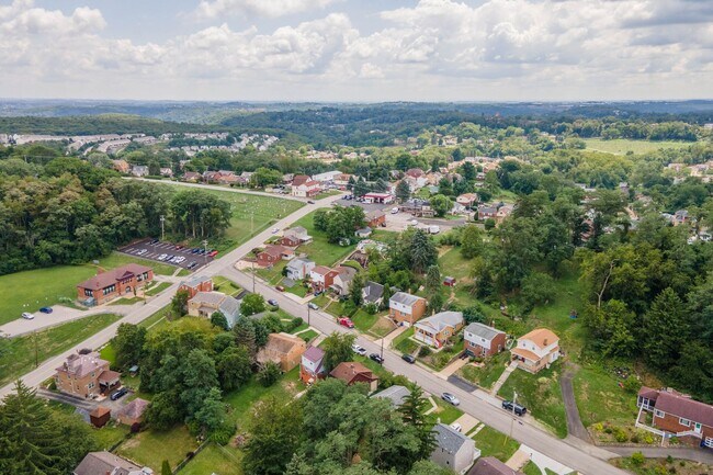 Building Photo - AVAILABLE SEPT 1ST!! GORGEOUS 3 BEDROOM IN...