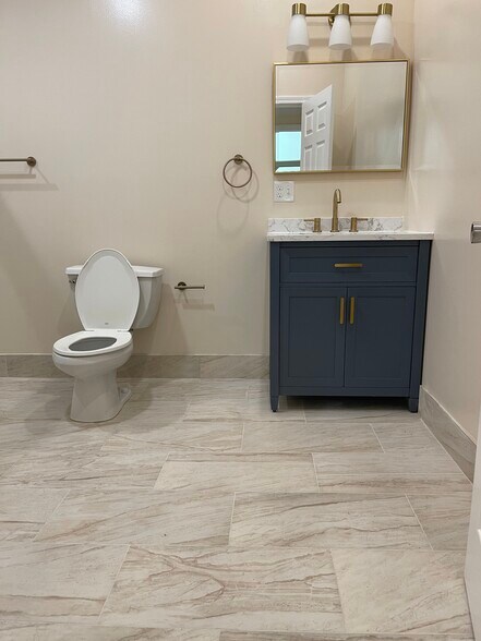 Master Bathroom - 528 Chapel St