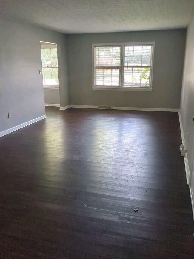 Building Photo - 2517 Thoroughbred Dr