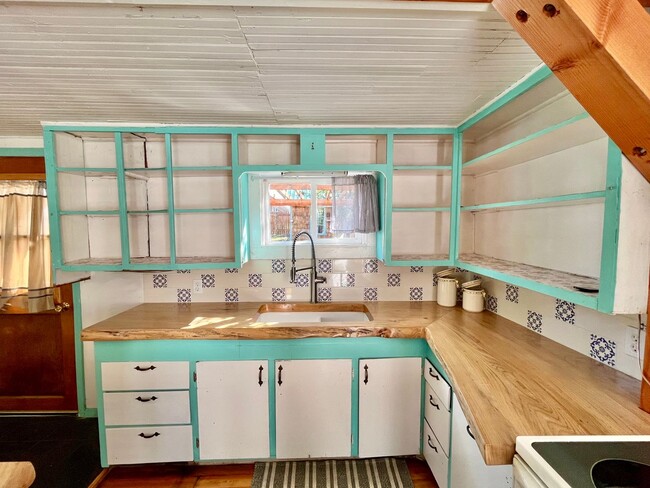 Building Photo - Charming Ronald Cabin Available through Ma...