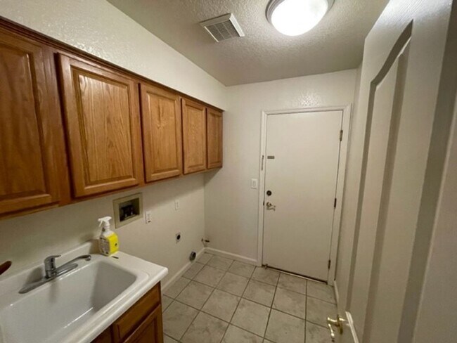 Building Photo - Rocklin four bedroom