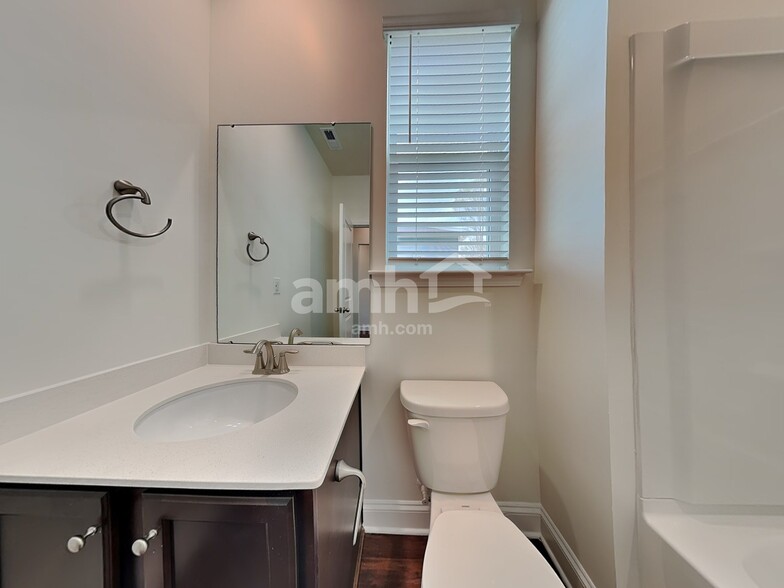 Building Photo - 632 Rivermist Dr