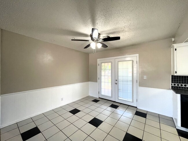 Building Photo - 3 Bedroom Home In Mustang School District!