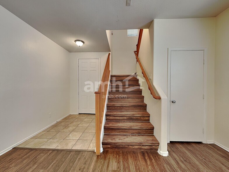 Building Photo - 3542 E Terrace Ave