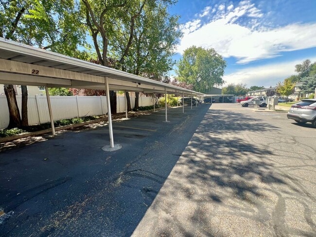 Building Photo - Cozy 3B/1 Bath Apartment in Millcreek- more pics soon!