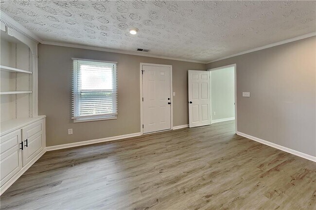 Building Photo - 1100 Lake Dr