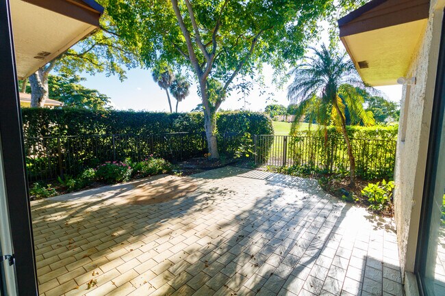 Building Photo - 8197 Royal Palm Ct