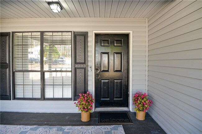 Building Photo - 736 Regina Ct NW