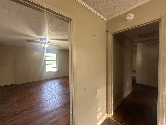 Building Photo - 3 Bed 2 Bath Brick House Coming Soon - Und...