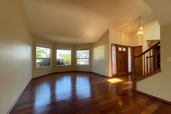 Building Photo - Gorgeous Beaverton home available with att...