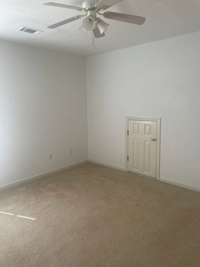 Building Photo - 600 Surrey Ln