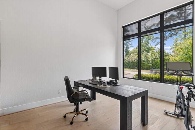 Building Photo - 10561 Lake Palmetto Dr