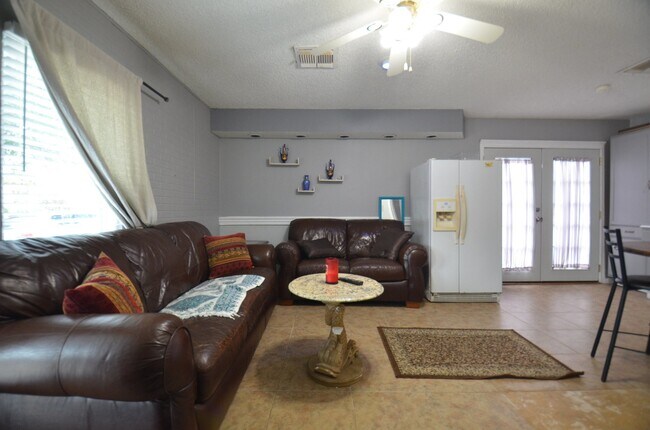 Building Photo - 13102 Richmond Ave.