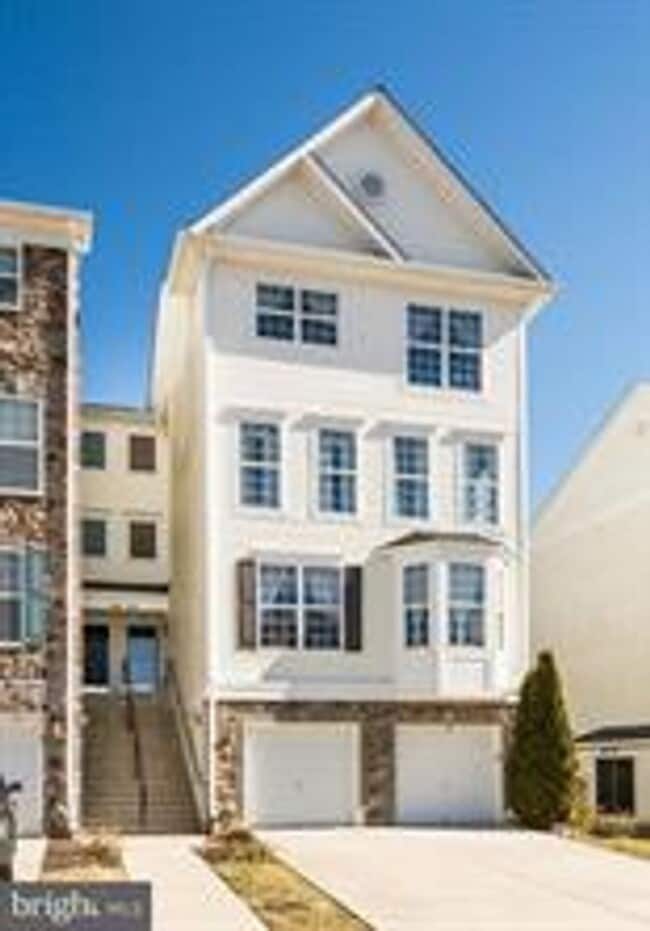 Building Photo - COMING SOON! June 1st - Beautiful Townhouse with 3rd Floor Master Suite!