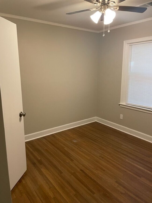 Building Photo - Spacious 3 bedroom 1 bath near Willow and Perkins