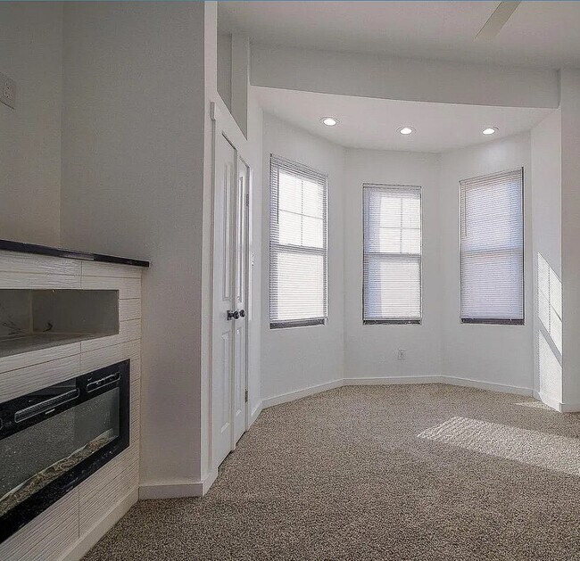 Building Photo - 913 S Yewdall St