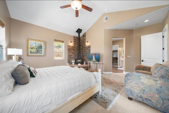 Building Photo - Furnished 4BR Mountain View Home with Garage
