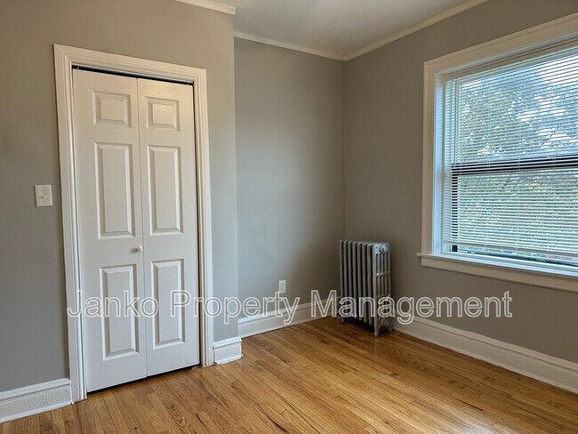 Building Photo - 5605 W Wabansia Ave