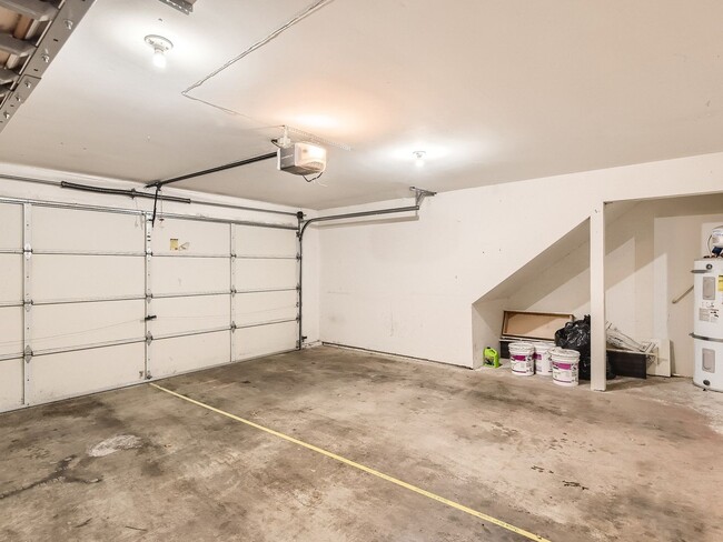 Building Photo - Beautiful 3 Bed 3 Bath Kirkland Townhome @...