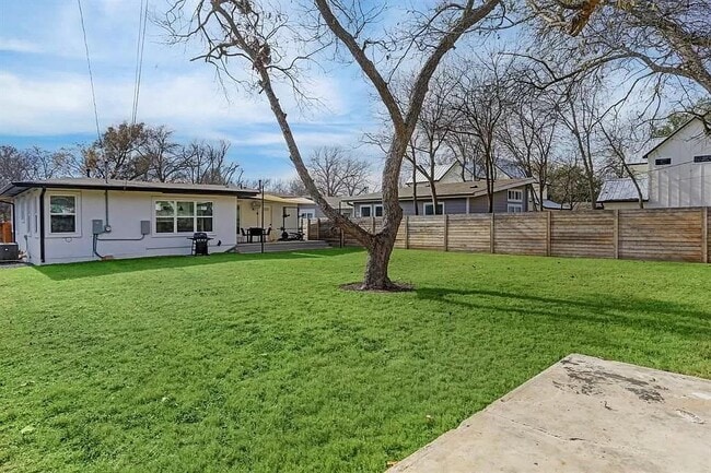 Building Photo - 604 W Crestland Dr
