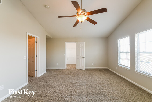 Building Photo - 8728 N Springview Dr