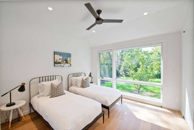 Building Photo - 60 Gansett Ln