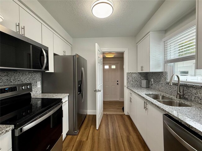 Building Photo - 901 Concord St