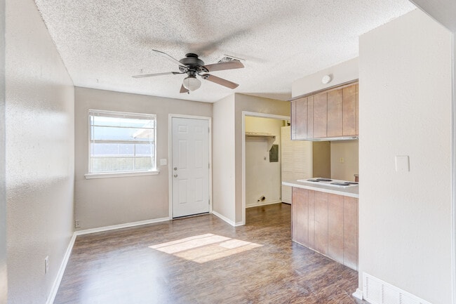Building Photo - Discover Your New Home: 2-Bedroom Duplex Now Available in Edmond, OK!