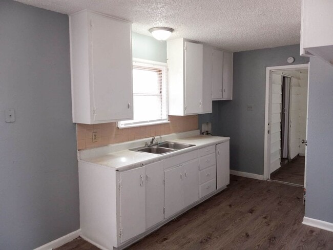 Building Photo - $0 First Month's Rent / $0 Deposit at Move-in